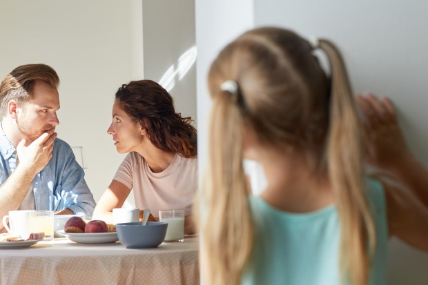hijos escuchando papás discutiendo