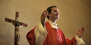 ¿Te ha pasado que no sabes cómo dirigirte a un sacerdote?
