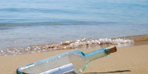 Pusieron una carta en una botella y volvió a ellos ¡27 años después!