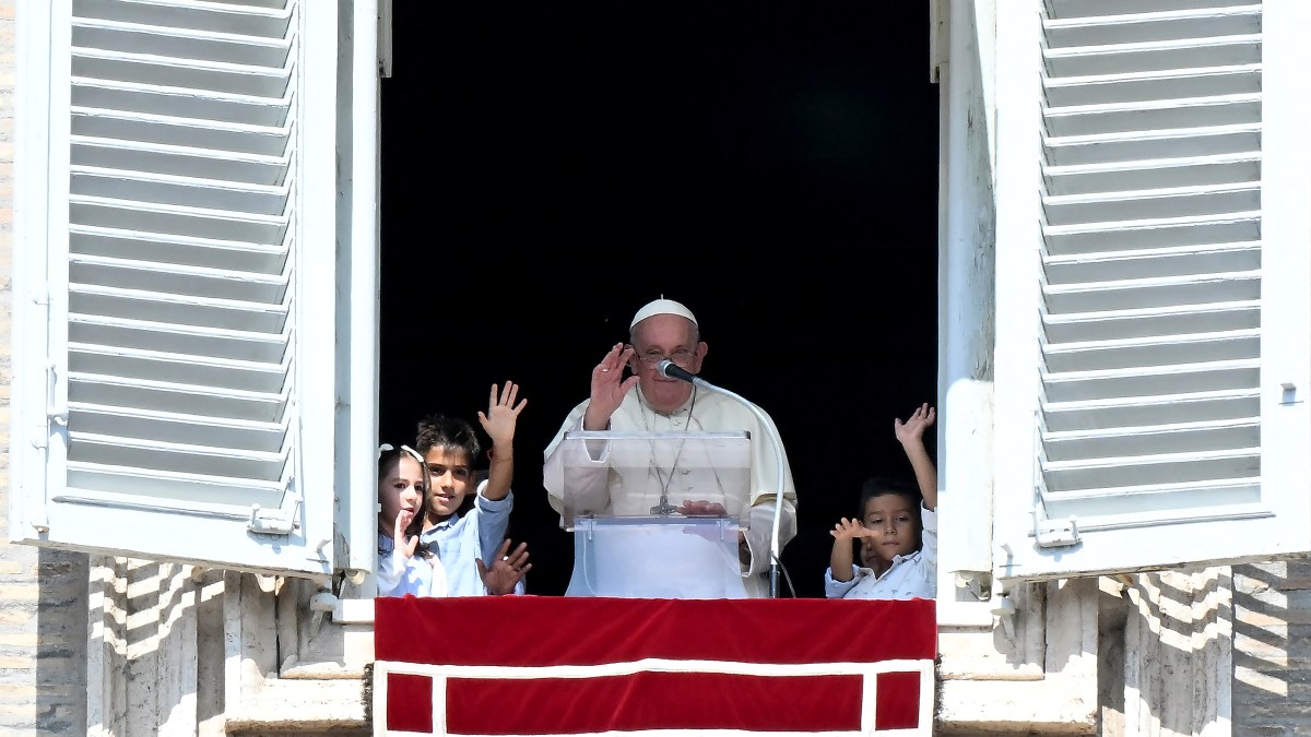 Anioł Pański z Franciszkiem. W oknie z kilkoma dziećmi