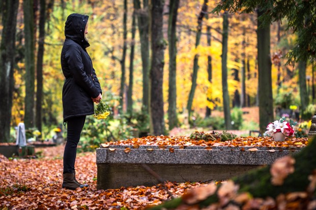 CIMETIERE-TOMBE-PRIERE-shutterstock_1857994318