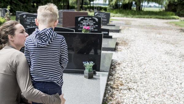 ENFANT-ADULTE-CIMETIERE-TOMBE-shutterstock_647459776