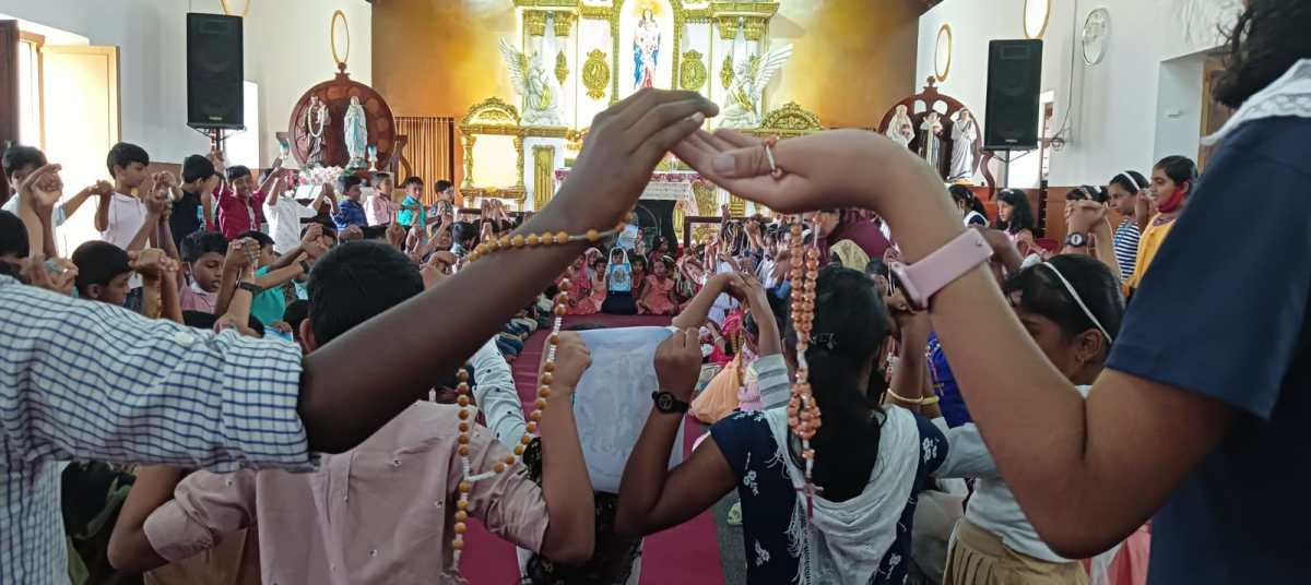 One-Million-Children-Praying-the-Rosary-Aid to the church in need