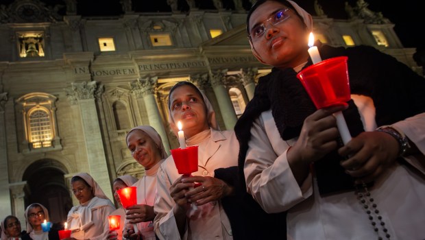 Rosary-aux-flambeaux-St-Peters-Square-Synod2023