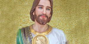 ¿Es una moneda lo que lleva san Judas Tadeo en el pecho?