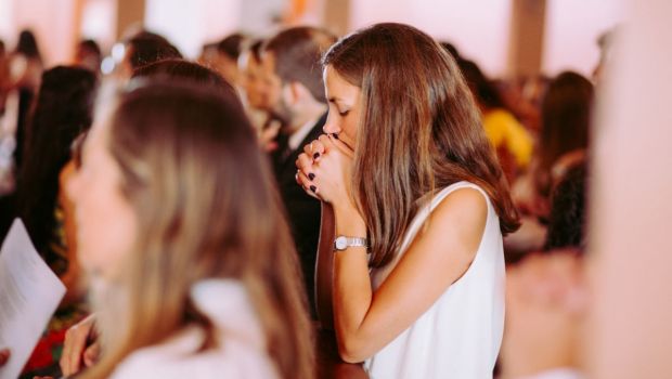 Mujer en oración