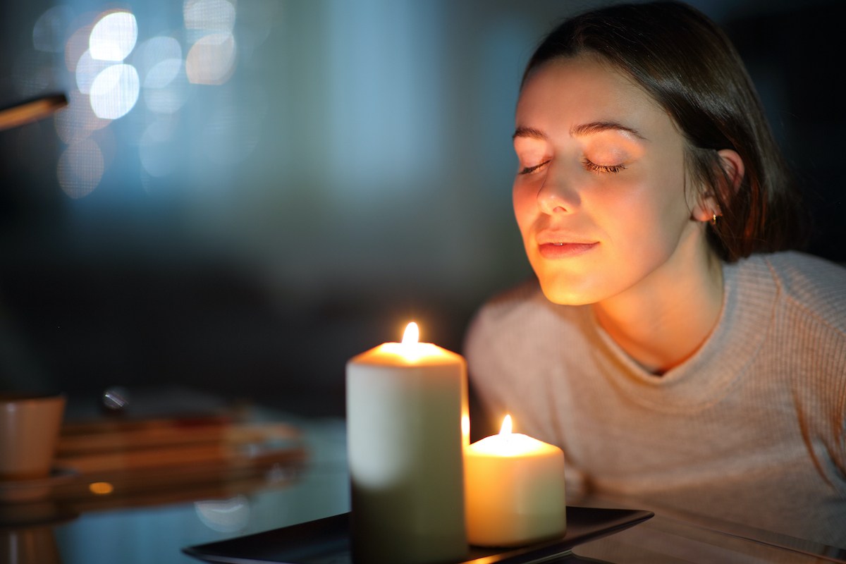 Mujer reflexionando en la noche