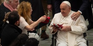 A pesar de su gripe, el Papa Francisco realizó la audiencia