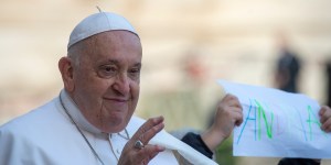 El Papa se somete a estudios por gripa leve. Los resultados son buenos