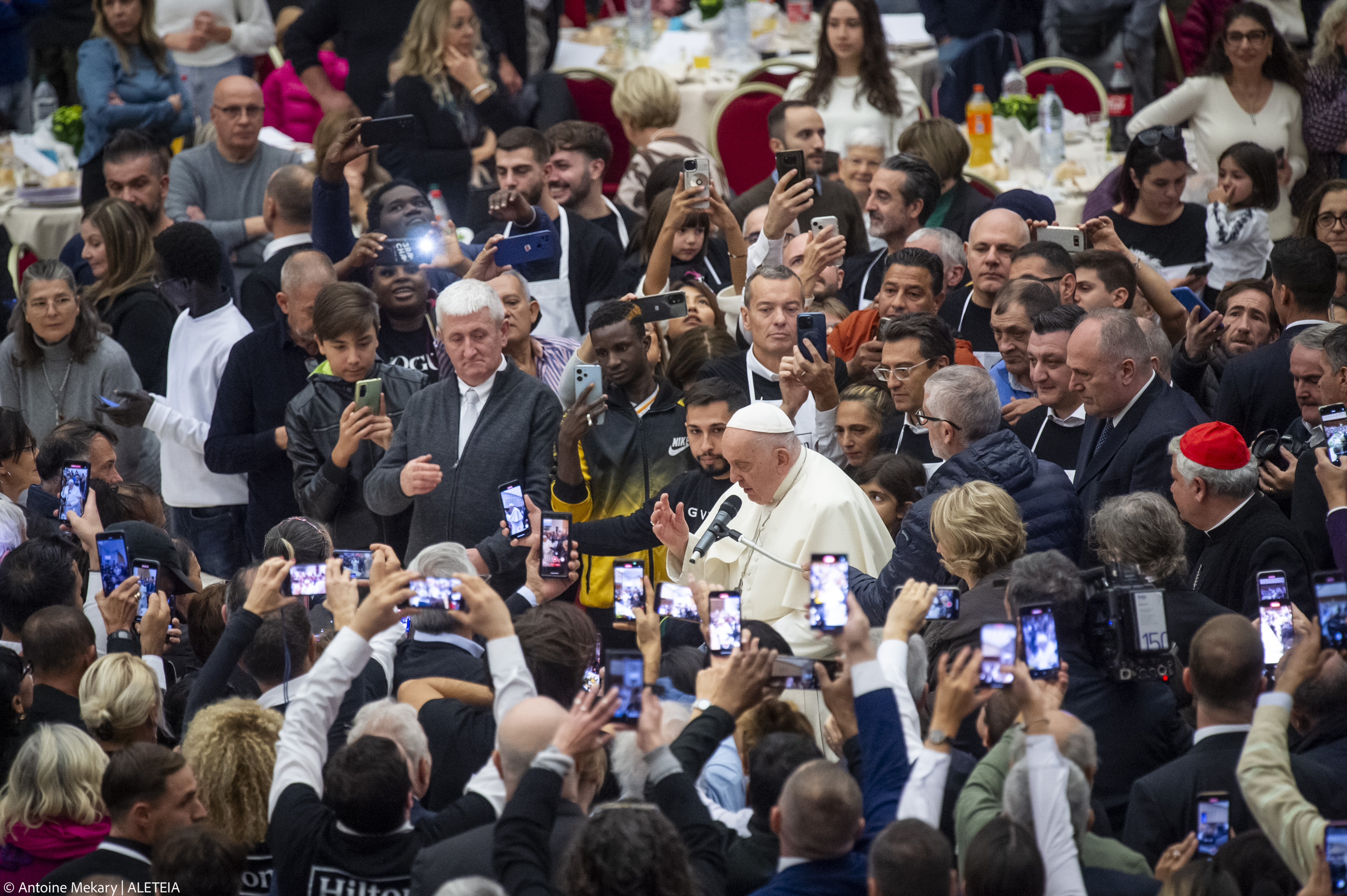 El Papa disfruta de un almuerzo con quienes luchan económicamente (Galería de fotos)