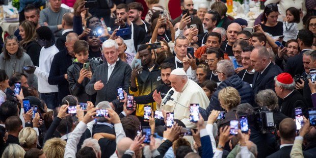 El Papa disfruta de un almuerzo con quienes luchan económicamente (Galería de fotos)