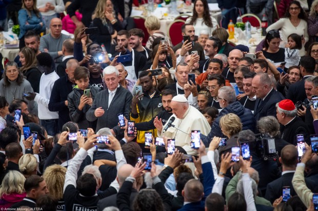 El Papa disfruta de un almuerzo con quienes luchan económicamente (Galería de fotos)