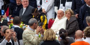 El Papa disfruta de un almuerzo con quienes luchan económicamente (Galería de fotos)