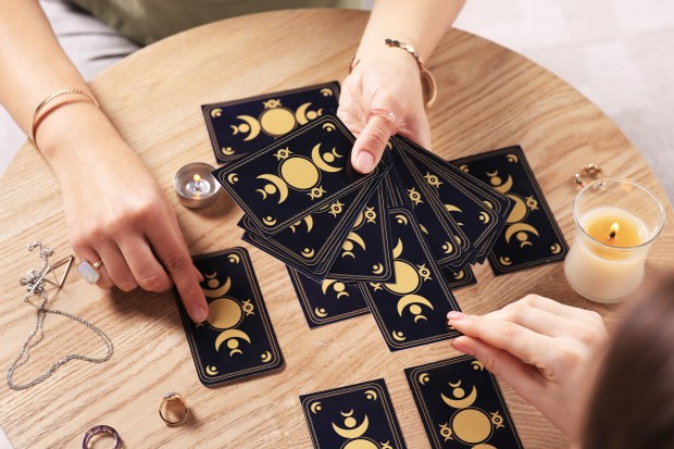 TAROT-OCCULTISME-shutterstock_2228983929