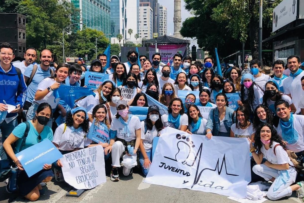 Miembros de JUVI en la marcha provida.