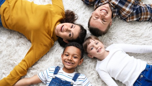 Uśmiechnięta rodzina z adoptowanym dzieckiem