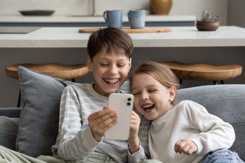 kids-using-the-smartphone