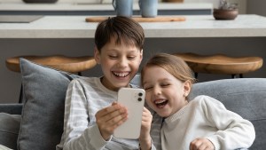 kids-using-the-smartphone