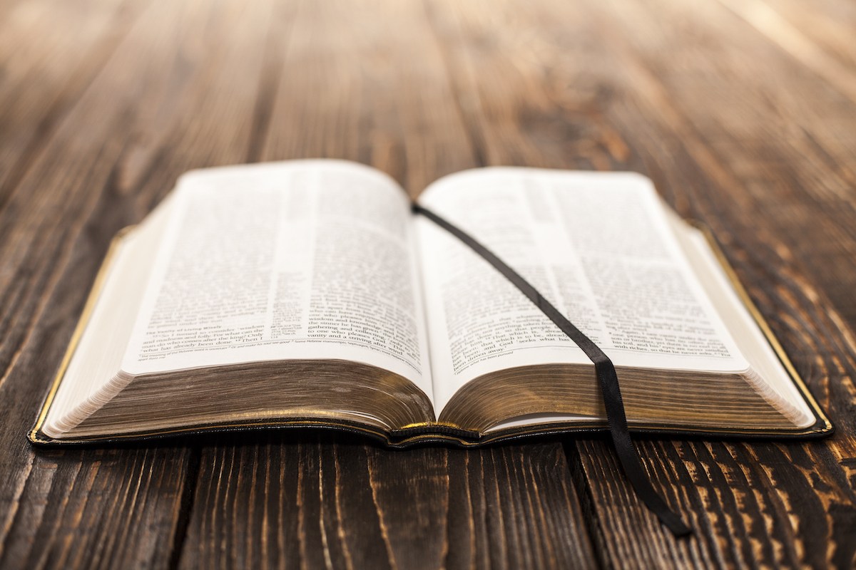 Biblia con marca páginas