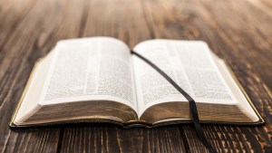 Biblia con marca páginas