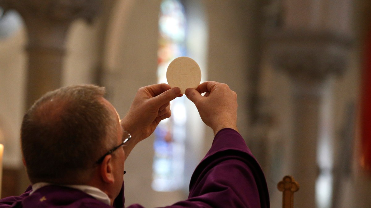 Catholic-mass-Eucharist.