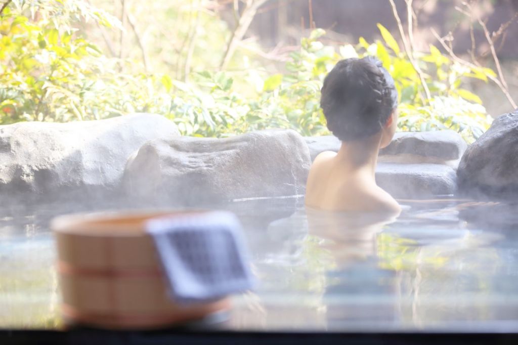 Mujeres-japonesas-relajandose-en-las-aguas-termales.-shutterstock_220493893.jpg