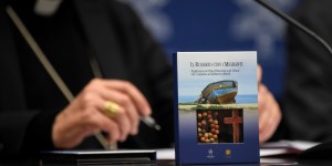 Vaticano: presos fabrican rosarios con madera de barcas migrantes