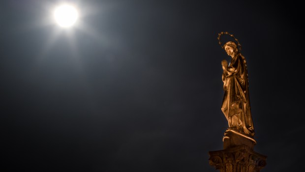 VIERGE-MARIE-STATUE-NUIT-shutterstock_1081675652