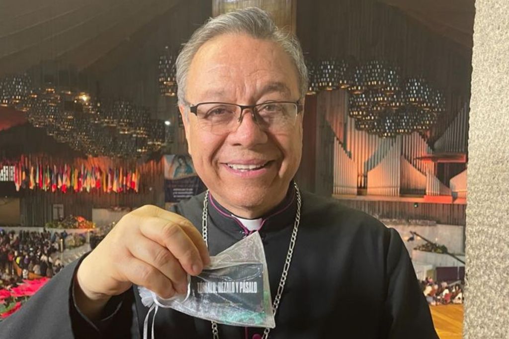 Monseñor Eduardo Chavez con rosario peregrino de milagro por México
