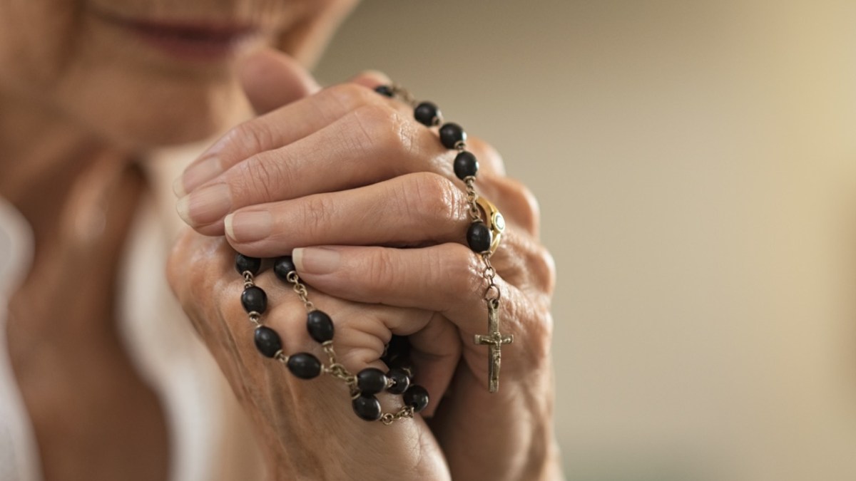 hands-rosary-shutterstock_1215484603-Duzy.jpeg