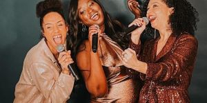 Tres trabajadoras sanitarias ayudan a sus pacientes cantando
