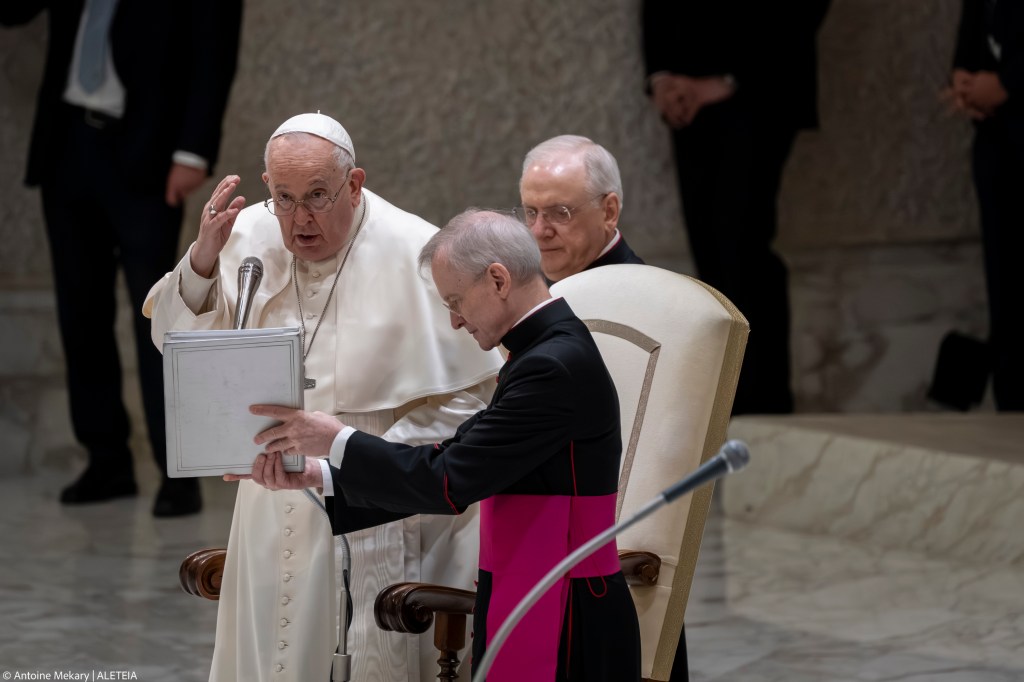 Papa Francisco abençoa fiéis no final de sua audiência geral semanal na Sala Paulo VI do Vaticano