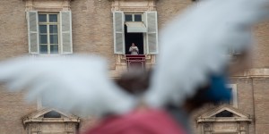 El Papa: «adorar no es perder el tiempo, sino darle sentido»