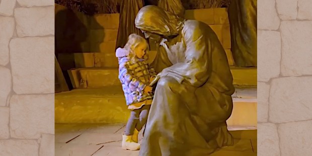 Esta niña abrazada a una estatua de Jesús te inspirará