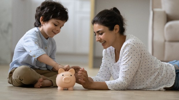 mom-parent-child-kid-finance-money-