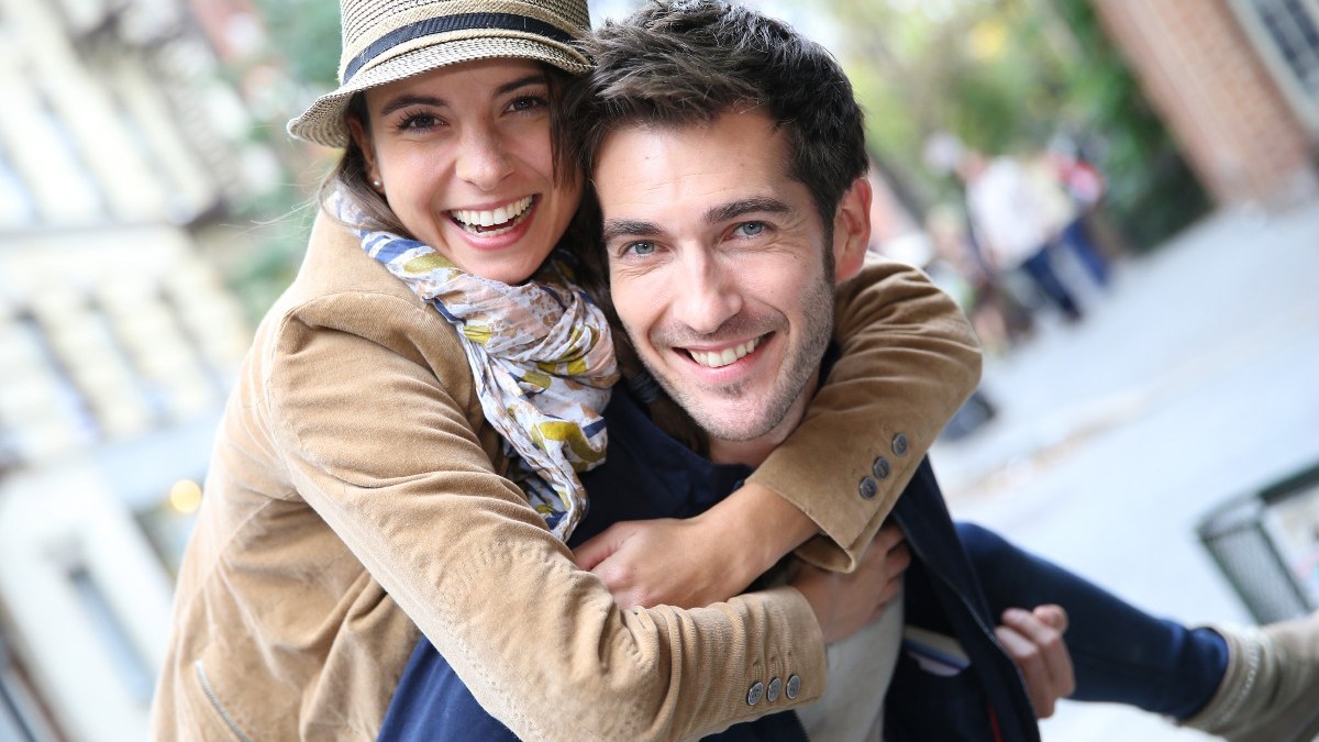 COUPLE-SMILE-HAPPY