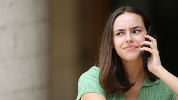 JEUNE-FEMME-MEFIANTE-shutterstock