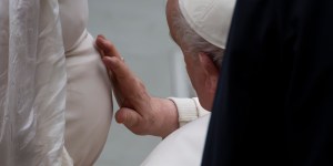 Las mujeres deben tener apoyo para acoger el don de la vida: Papa