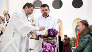 Patriarch Sviatoslav distributes Communion