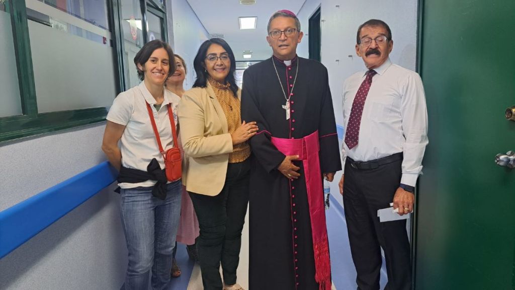 Religiosa y obispo en el hospital general de Celaya con personal