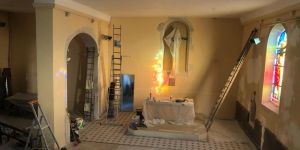Una pareja decidió renovar la iglesia local para bautizar a su hijo