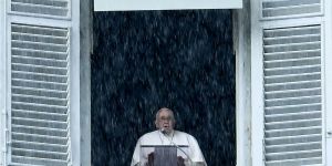 Ángelus: el Papa pide cercanía física y concreta a los enfermos