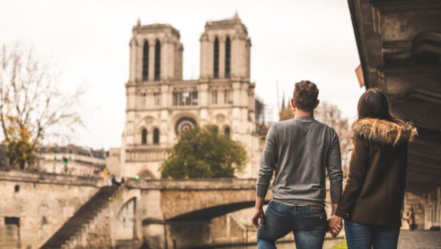 Pareja caminando a la iglesia