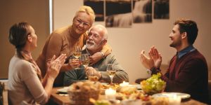 Suegros intrusivos, ¿qué hacer para una sana convivencia?