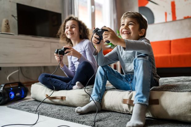 Kids-playing-games