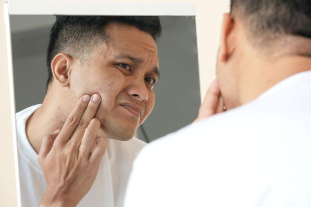 men-looking-in-the-mirror