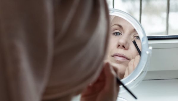 woman-looking-in-the-mirror