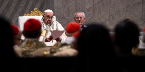 Vigilia Pascual: Cristo nos lleva de las tinieblas a la luz, dice el Papa