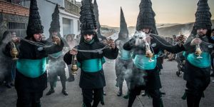 Conoce a los incensarios: una singular tradición de la Semana Santa de Granada
