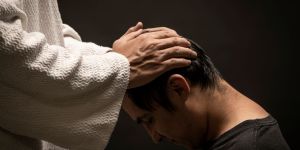 La Iglesia no puede perdonar los pecados sin Jesucristo
